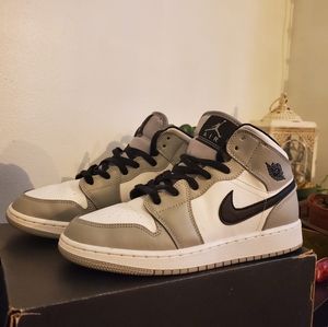 Air Jordan 1 Mid GS Light Smoke Grey